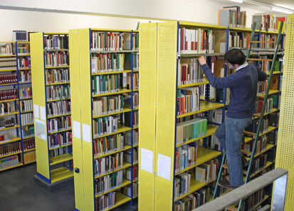 Die Bibliothek steht als Präsenzbibliothek der Allgemeinheit offen.