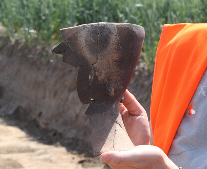 Zu den besonders beiendruckenden Funden gehört dieses Bruchstück einer jungsteinzeitlichen Tontrommel.