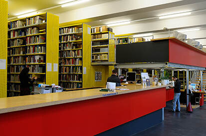 Die Bibliothek des LfA im ehemaligen Kino der Luftkriegsschule Dresden-Klotzsche