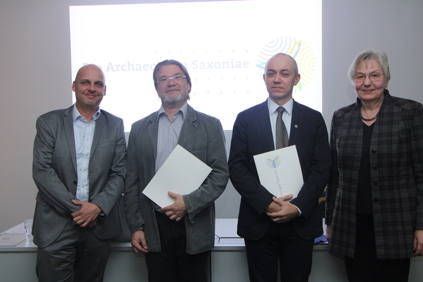 v.l.n.r.:Kai Steinbach (MIBRAG GmbH), Petr Šída , Dominik Nowakowski, Regina Smolnik (Landesamt für Archäologie Sachsen)