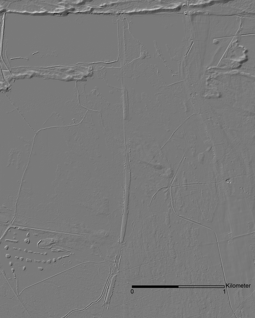 Im Digitalen Geländemodell ist in grauer Färbung das Geländerelieff ohne Bewuchs gut zu erkennen, darunter auch das RAB-Teilstück südlich des Truppenübungsplatzes.