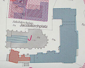 Kartenausschnitt Chemnitz Jacobikirchplatz mit gründerzeitlichen (blau) und mittelalterlichen (rot) Kellern unter Rathaus und Kirche. - © Landesamt für Archäologie