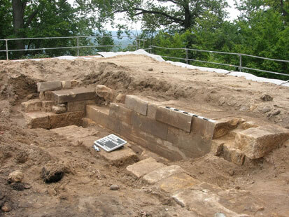 Die Mauerreste der Kanonenstellung und der Stützmauer, freigelegt während der Untersuchung der Niederen Äußeren Werke